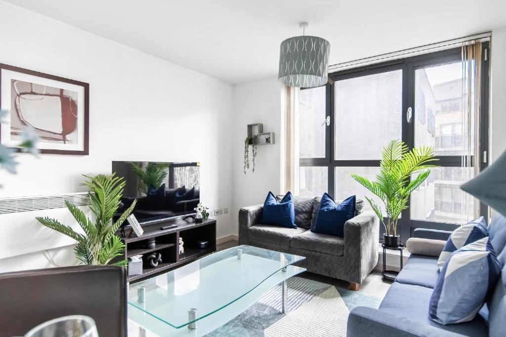 Modern One-Bed Apartment, Hallsville Rd London