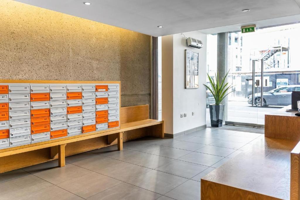 Modern One-Bed Apartment, Hallsville Rd London