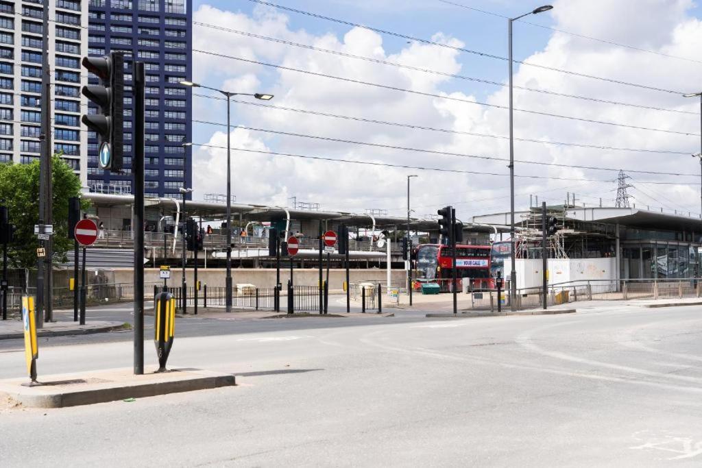 Modern One-Bed Apartment, Hallsville Rd London