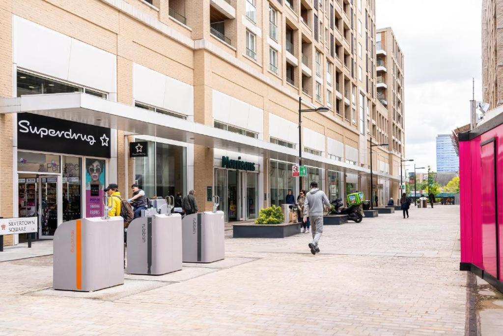 Modern One-Bed Apartment, Hallsville Rd London