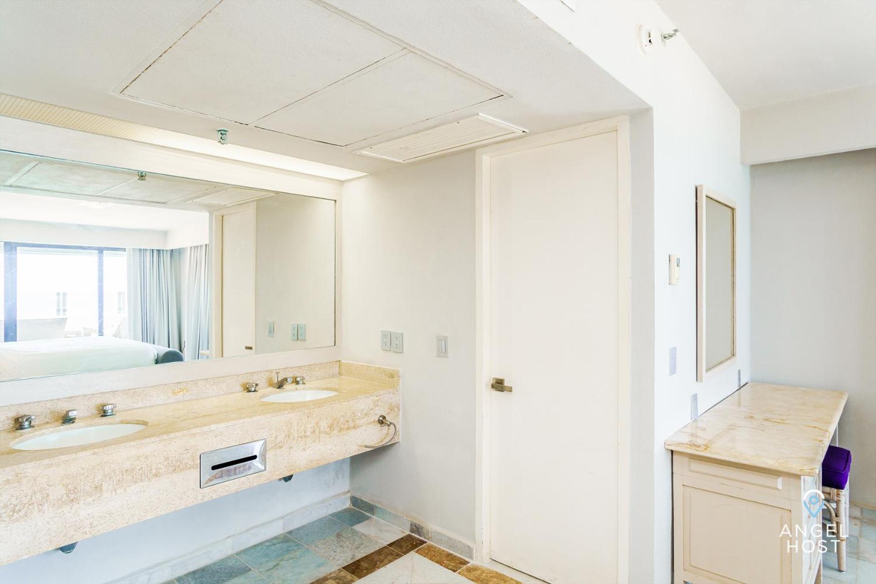 Fabulous Oceanview Suite Access to Beach & Pools