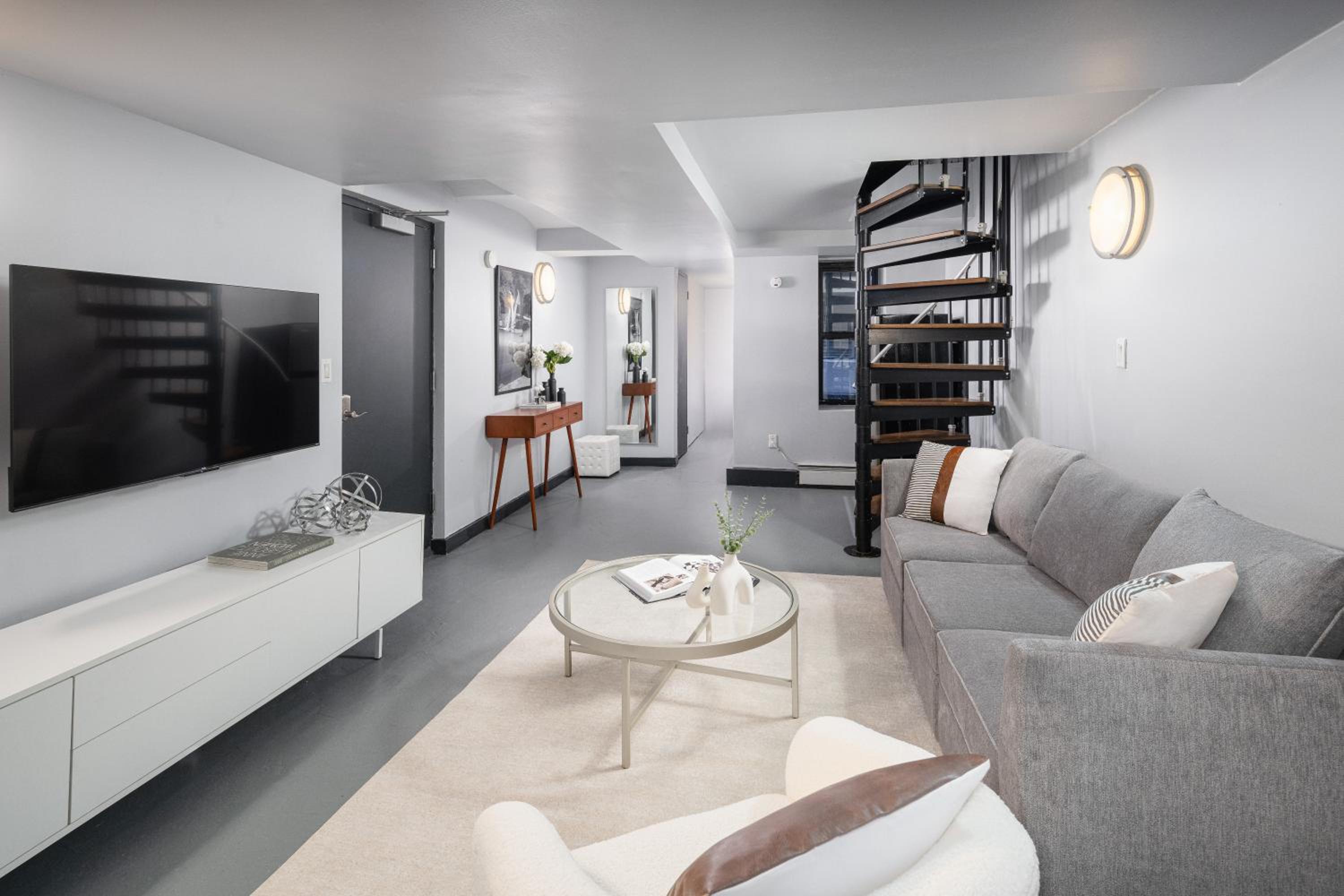 Stylish Duplex in Manhattan with Backyard