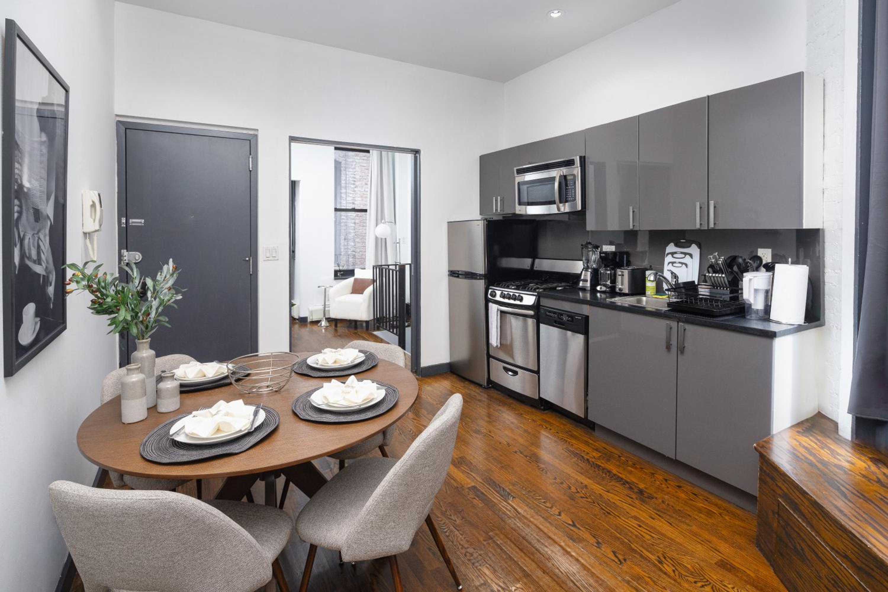 Stylish Duplex in Manhattan with Backyard