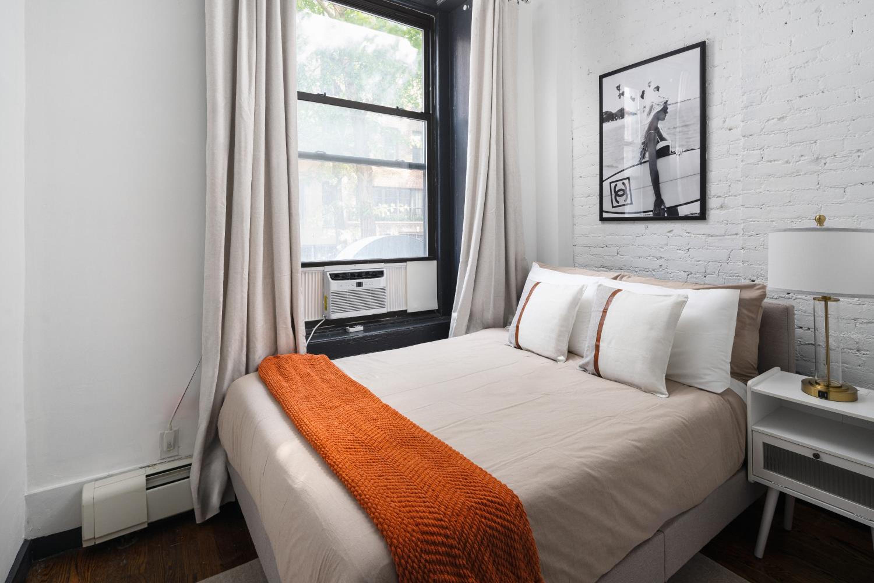 Stylish Duplex in Manhattan with Backyard