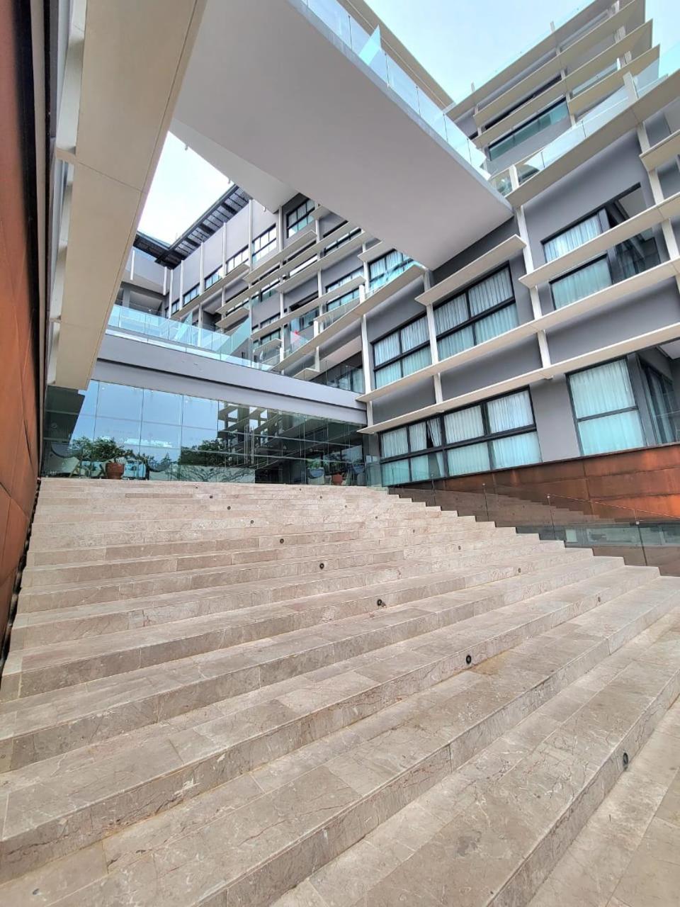 Luxury 1BR condo-Amazing Oceanviews Prime location close to beach