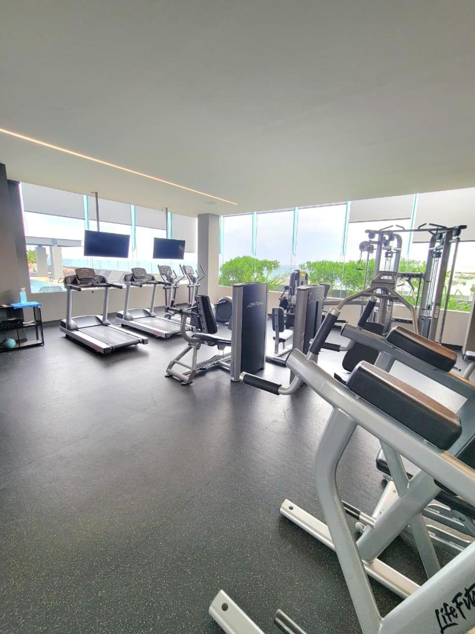 Luxury 1BR condo-Amazing Oceanviews Prime location close to beach
