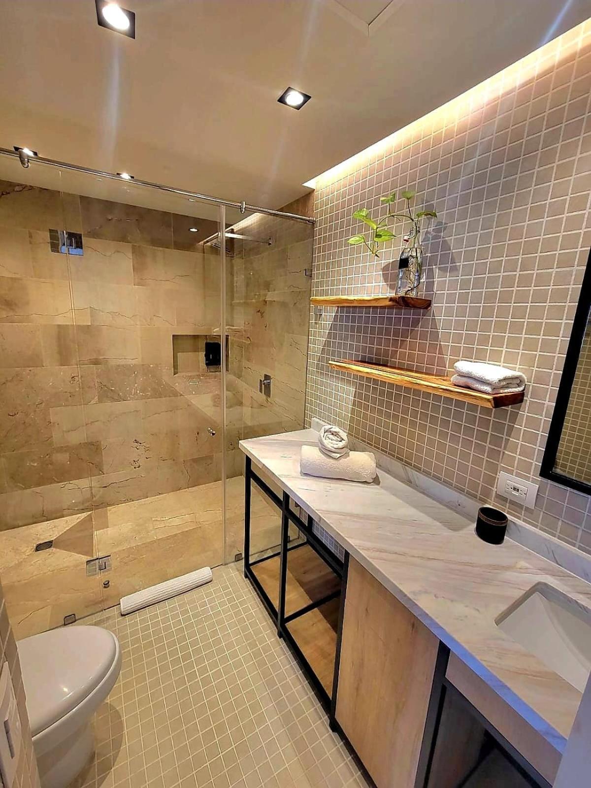 Luxury 1BR condo-Amazing Oceanviews Prime location close to beach