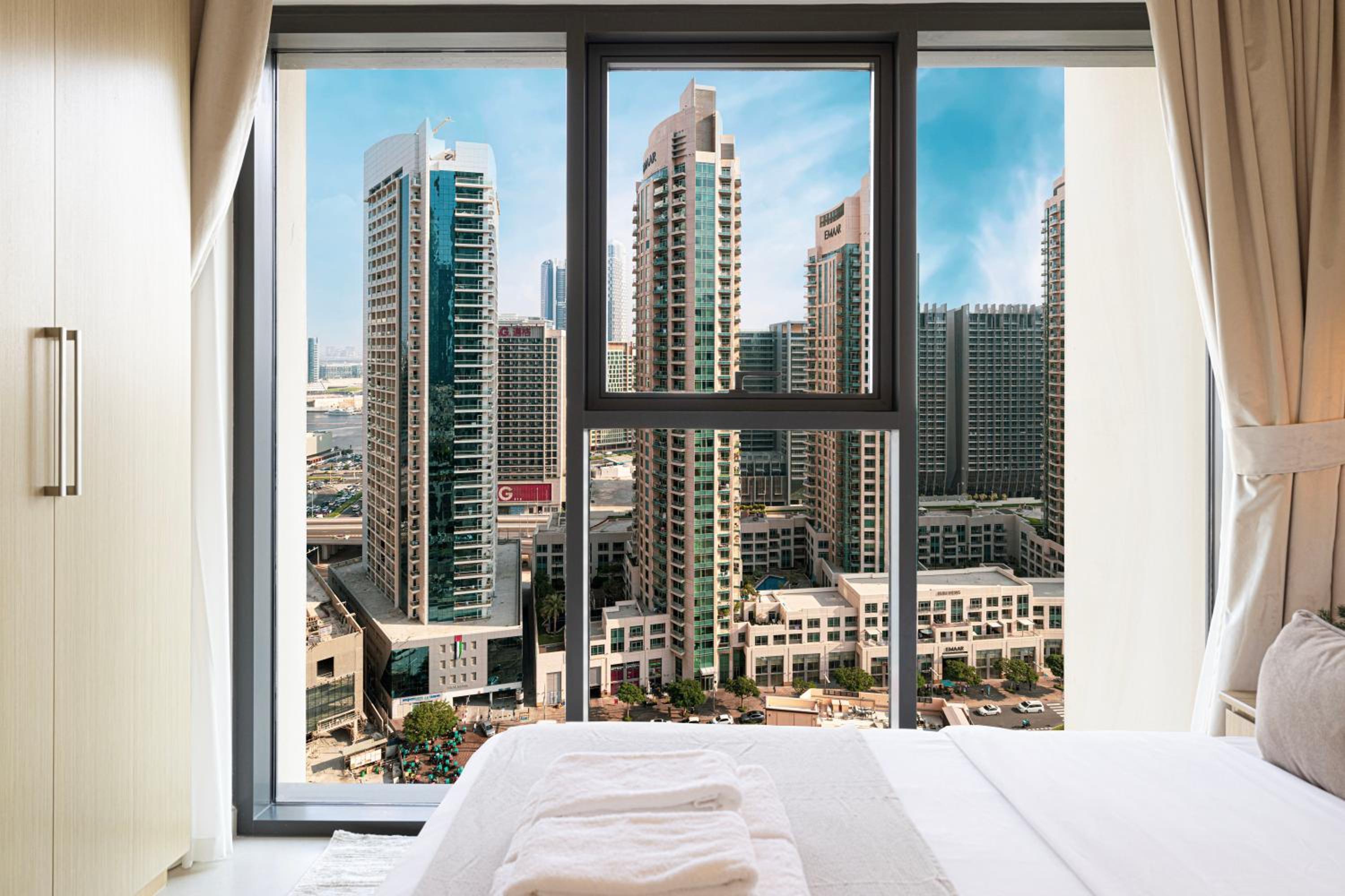 BURJ ROYALE - Luxurious Two-Bedroom apartment in DOWNTOWN, Burj Khalifa view POOL in the building, 5-min walk to Dubai Mall & Dubai Fountains