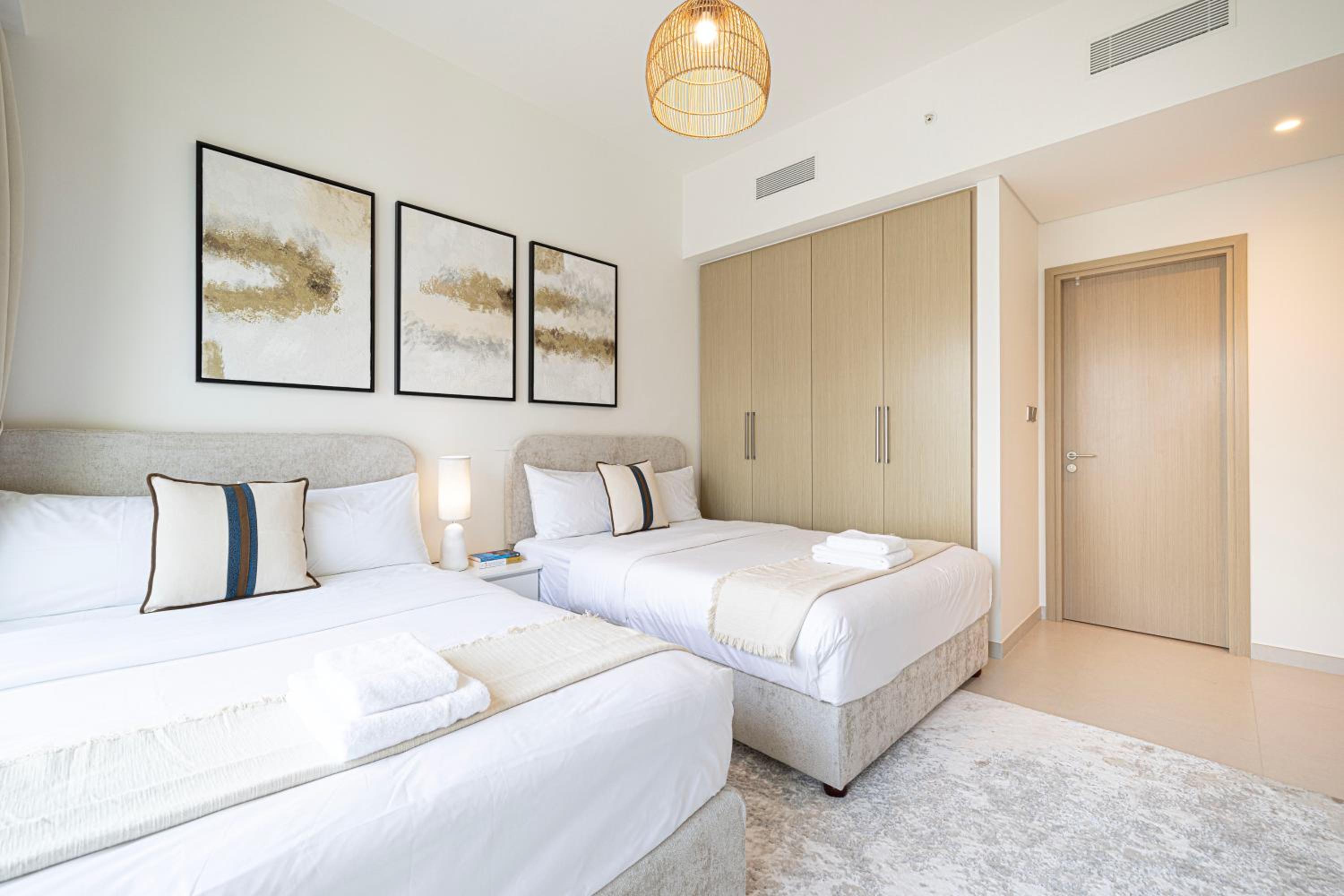 BURJ ROYALE - Luxurious Two-Bedroom apartment in DOWNTOWN, Burj Khalifa view POOL in the building, 5-min walk to Dubai Mall & Dubai Fountains