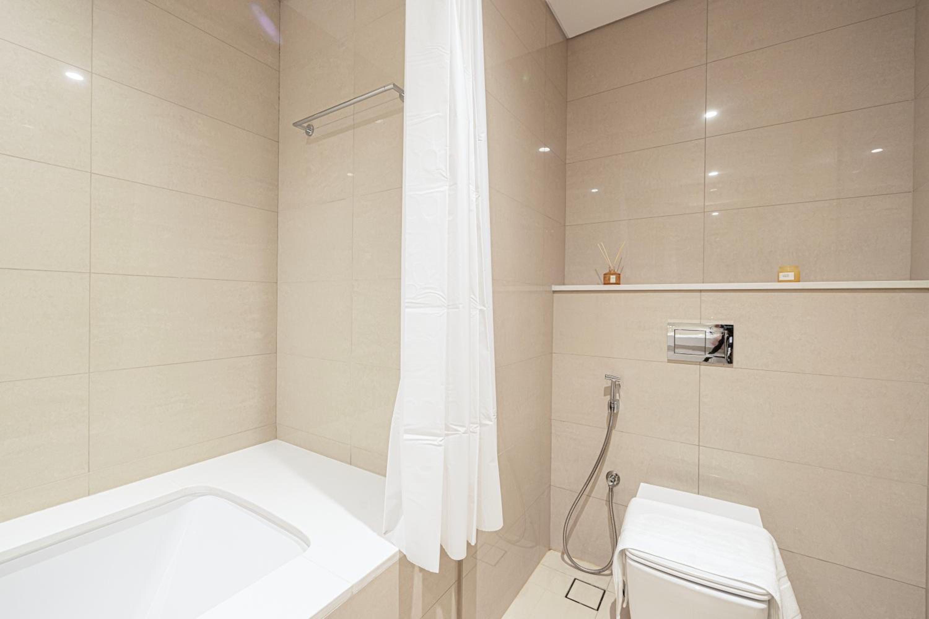 BURJ ROYALE - Luxurious Two-Bedroom apartment in DOWNTOWN, Burj Khalifa view POOL in the building, 5-min walk to Dubai Mall & Dubai Fountains