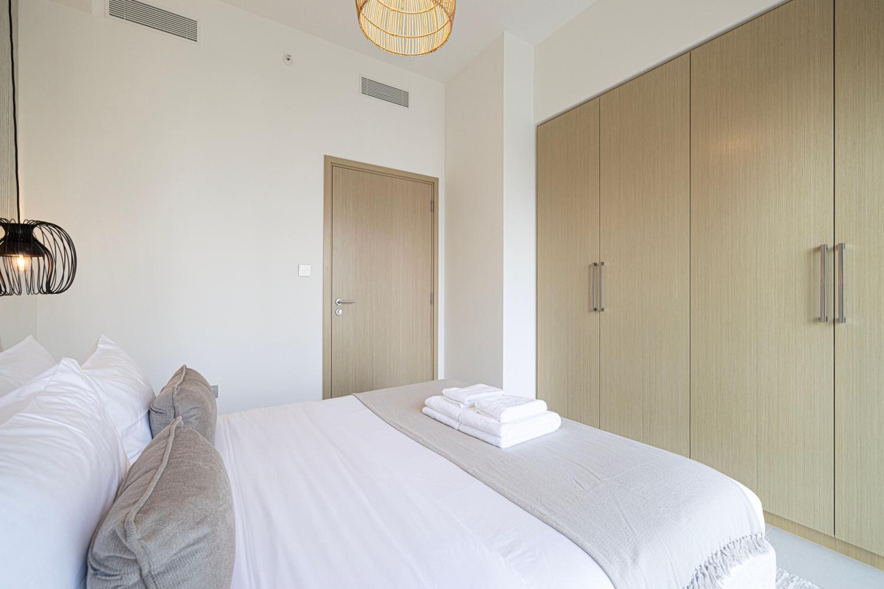 BURJ ROYALE - Luxurious Two-Bedroom apartment in DOWNTOWN, Burj Khalifa view POOL in the building, 5-min walk to Dubai Mall & Dubai Fountains