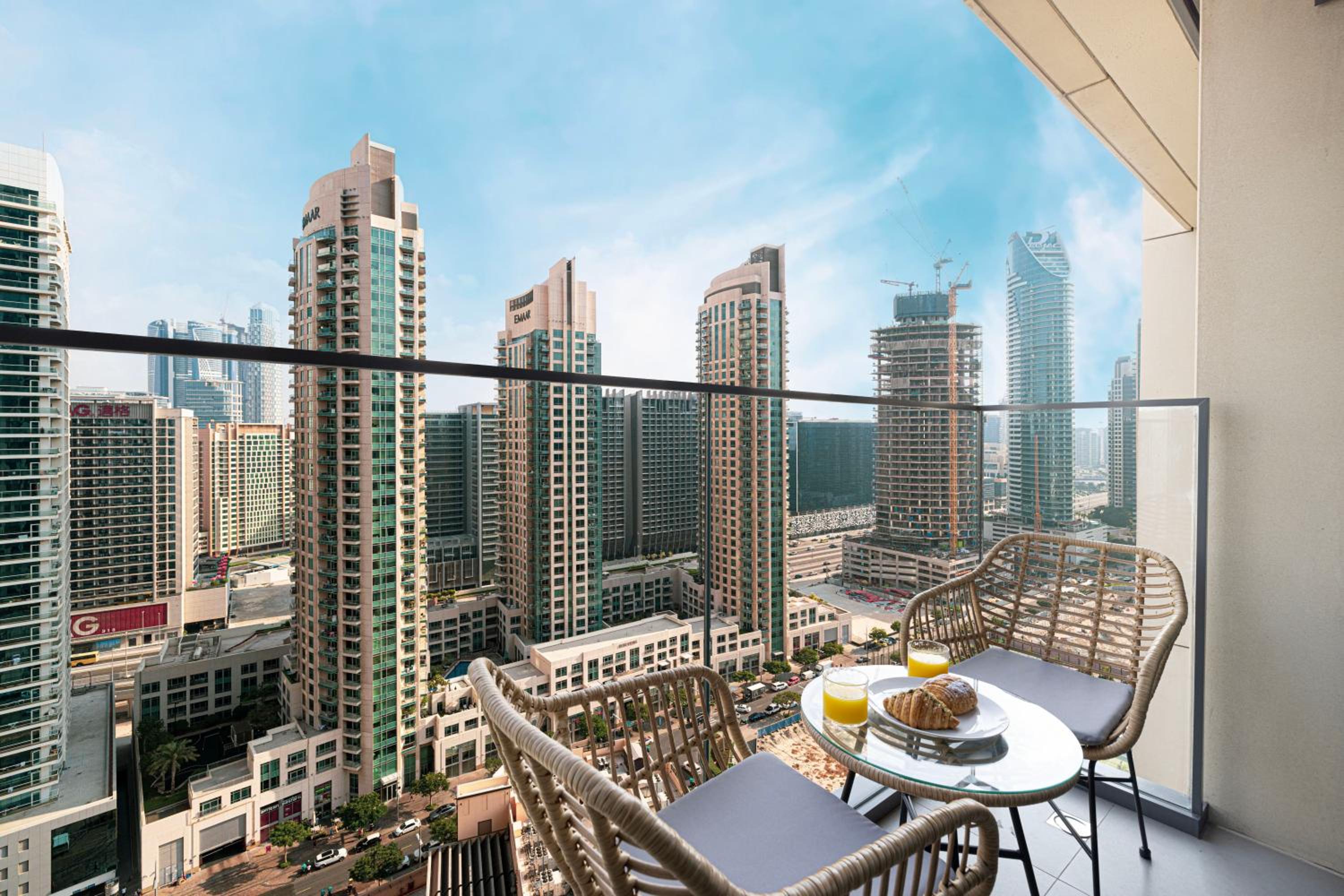 BURJ ROYALE - Luxurious Two-Bedroom apartment in DOWNTOWN, Burj Khalifa view POOL in the building, 5-min walk to Dubai Mall & Dubai Fountains
