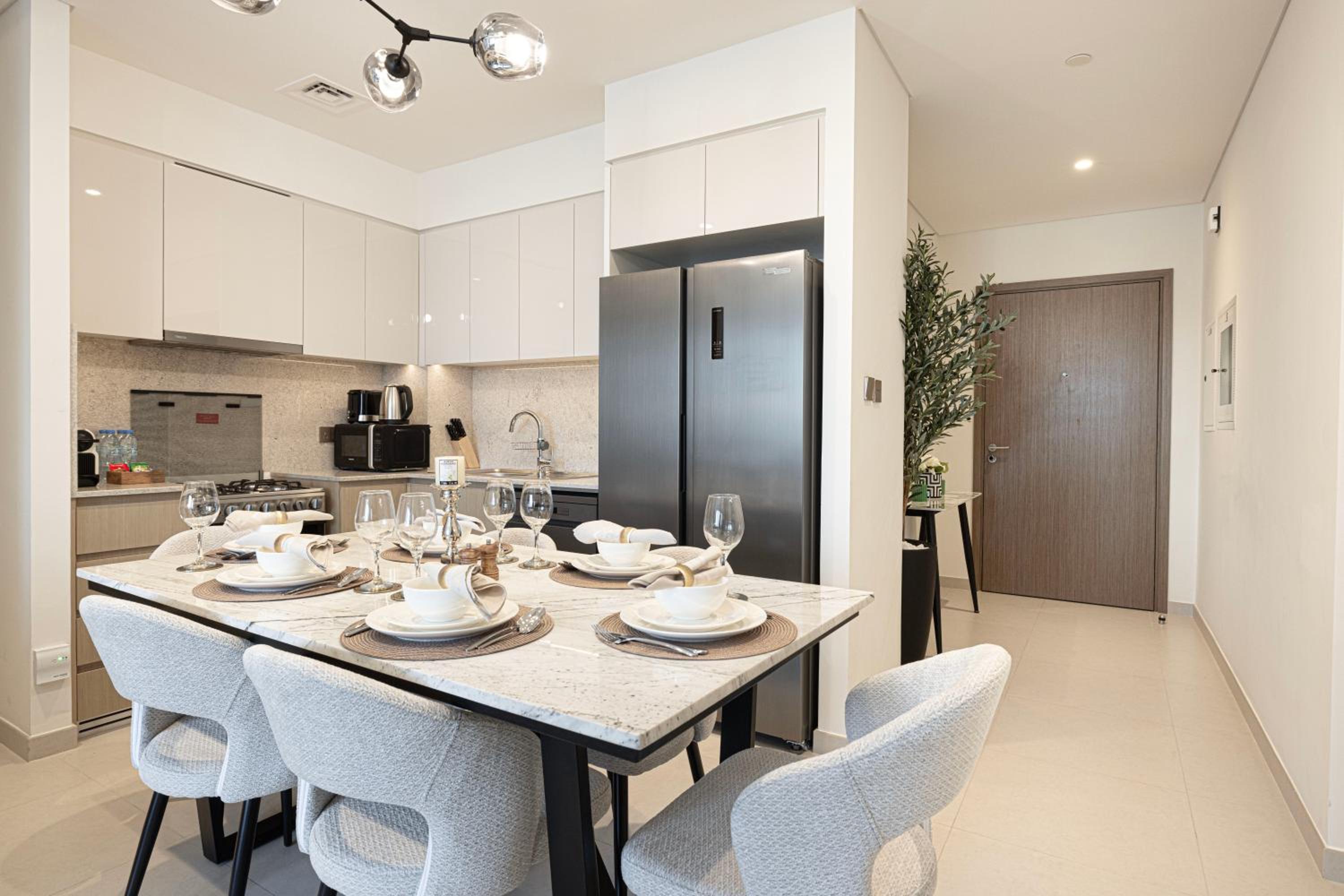 BURJ ROYALE - Luxurious Two-Bedroom apartment in DOWNTOWN, Burj Khalifa view POOL in the building, 5-min walk to Dubai Mall & Dubai Fountains