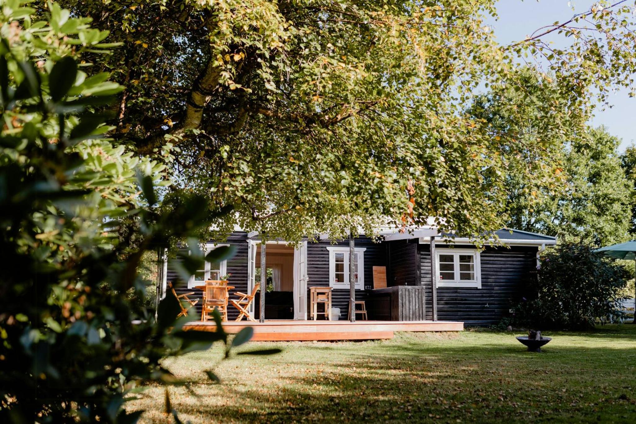 Cottage Life In Intimate Wooden Cabin