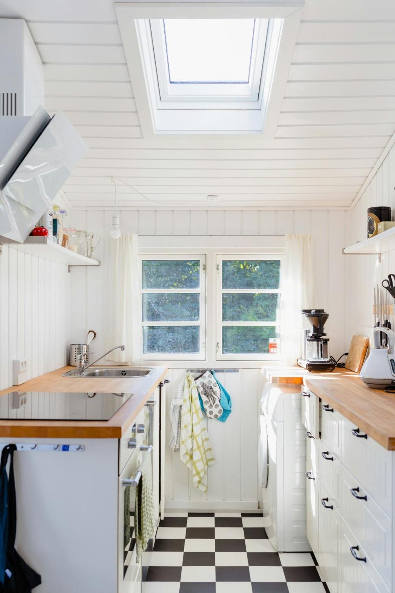 Cottage Life In Intimate Wooden Cabin