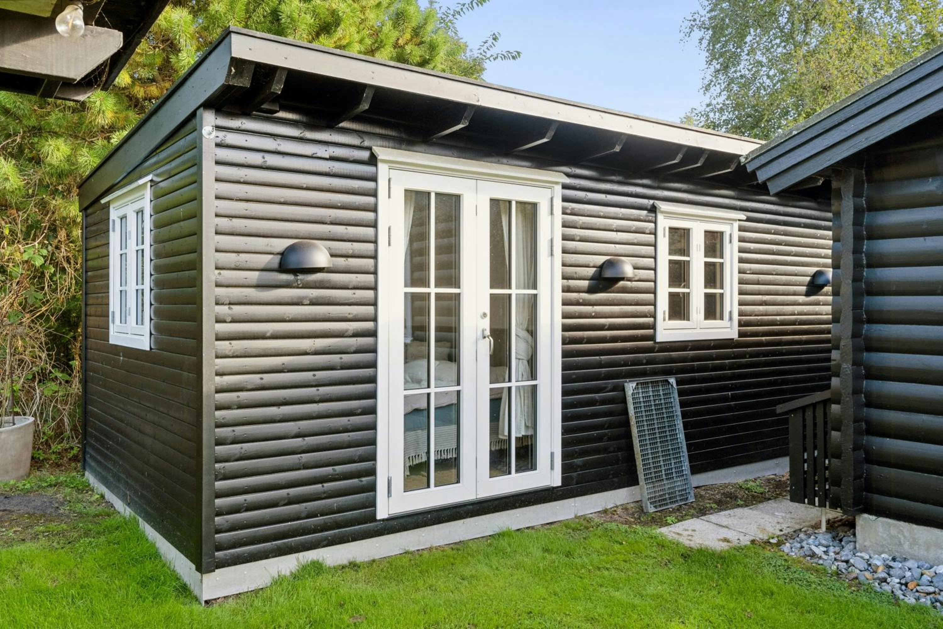 Authentic Log House Near Beach