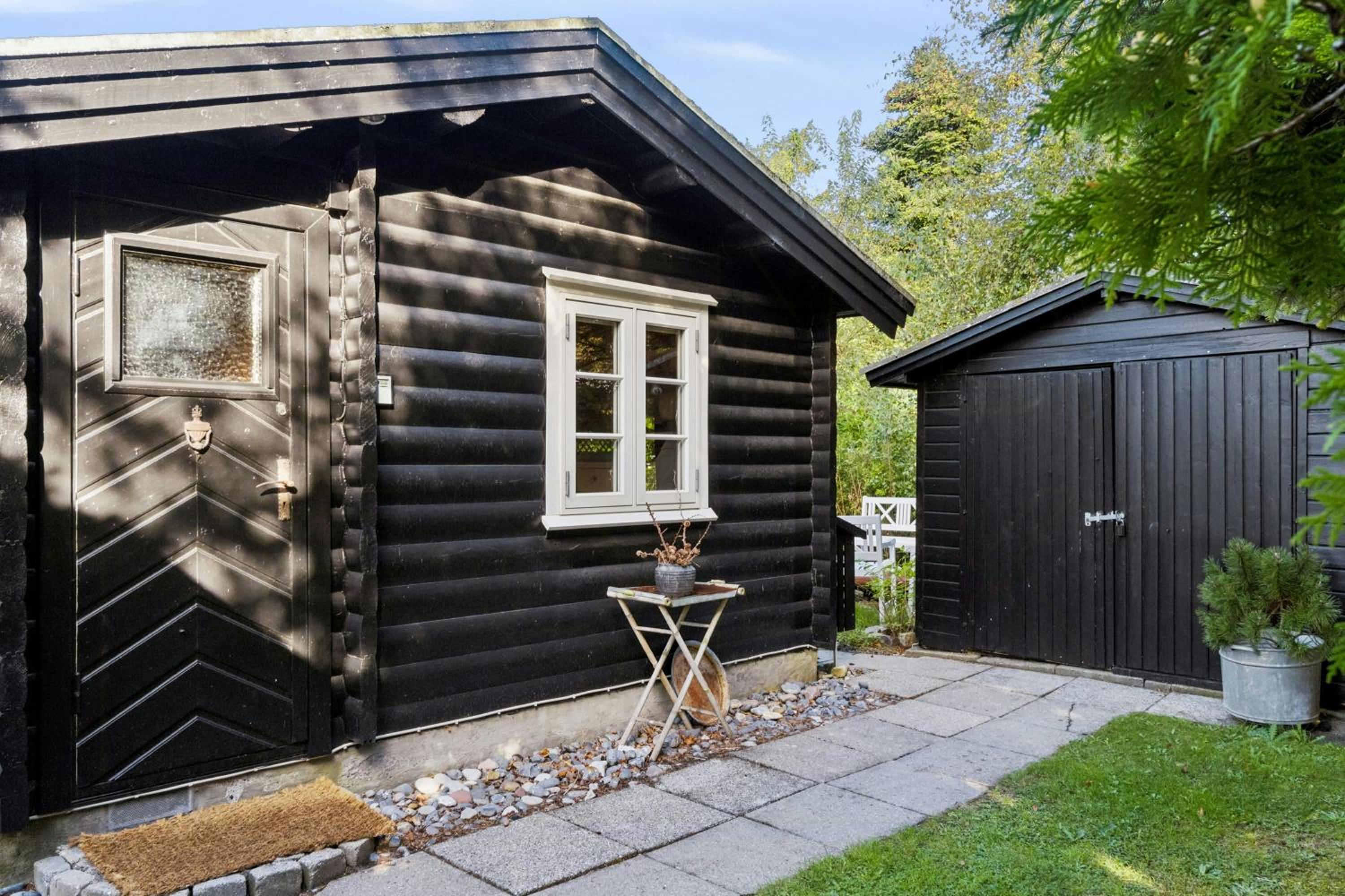 Authentic Log House Near Beach