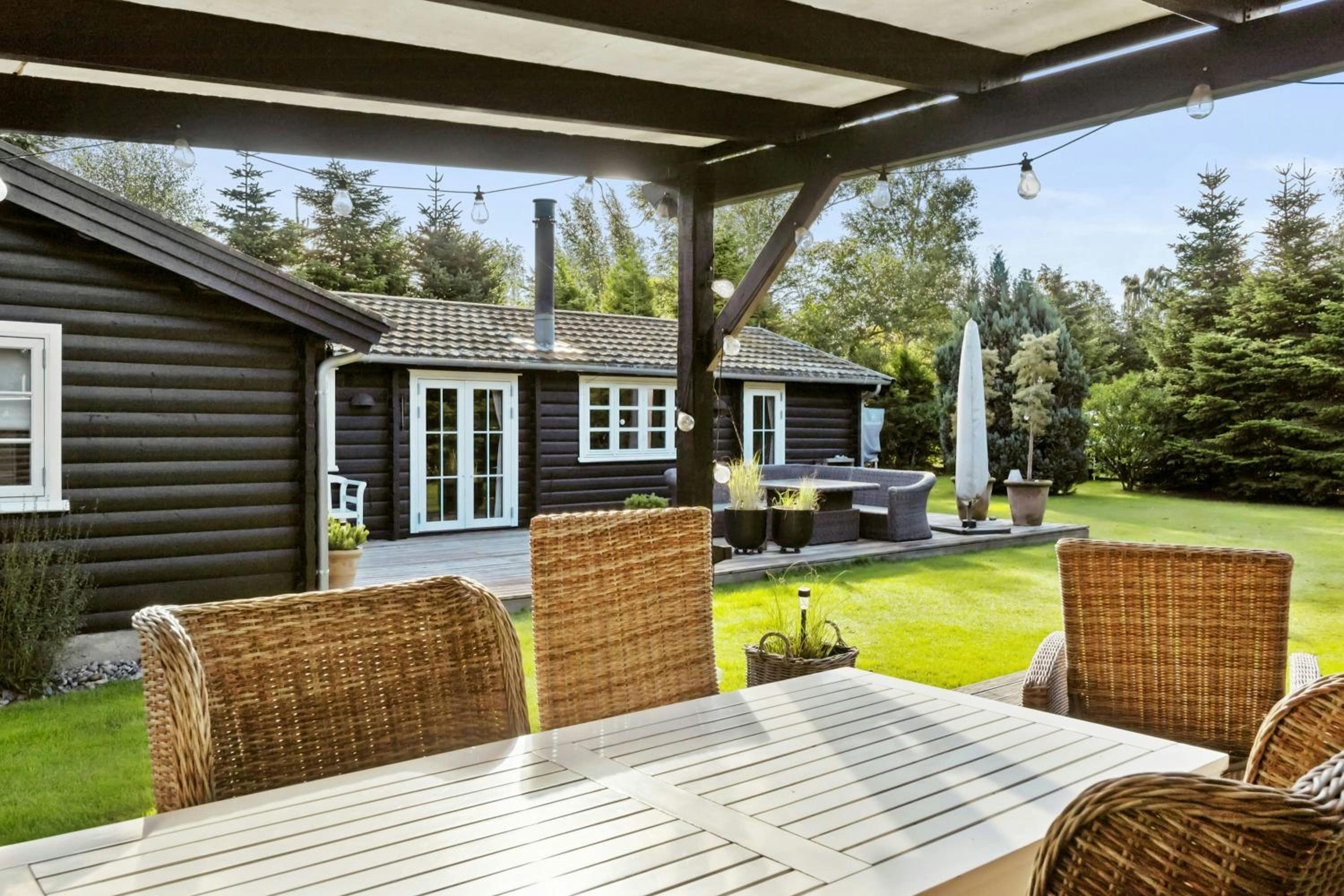 Authentic Log House Near Beach