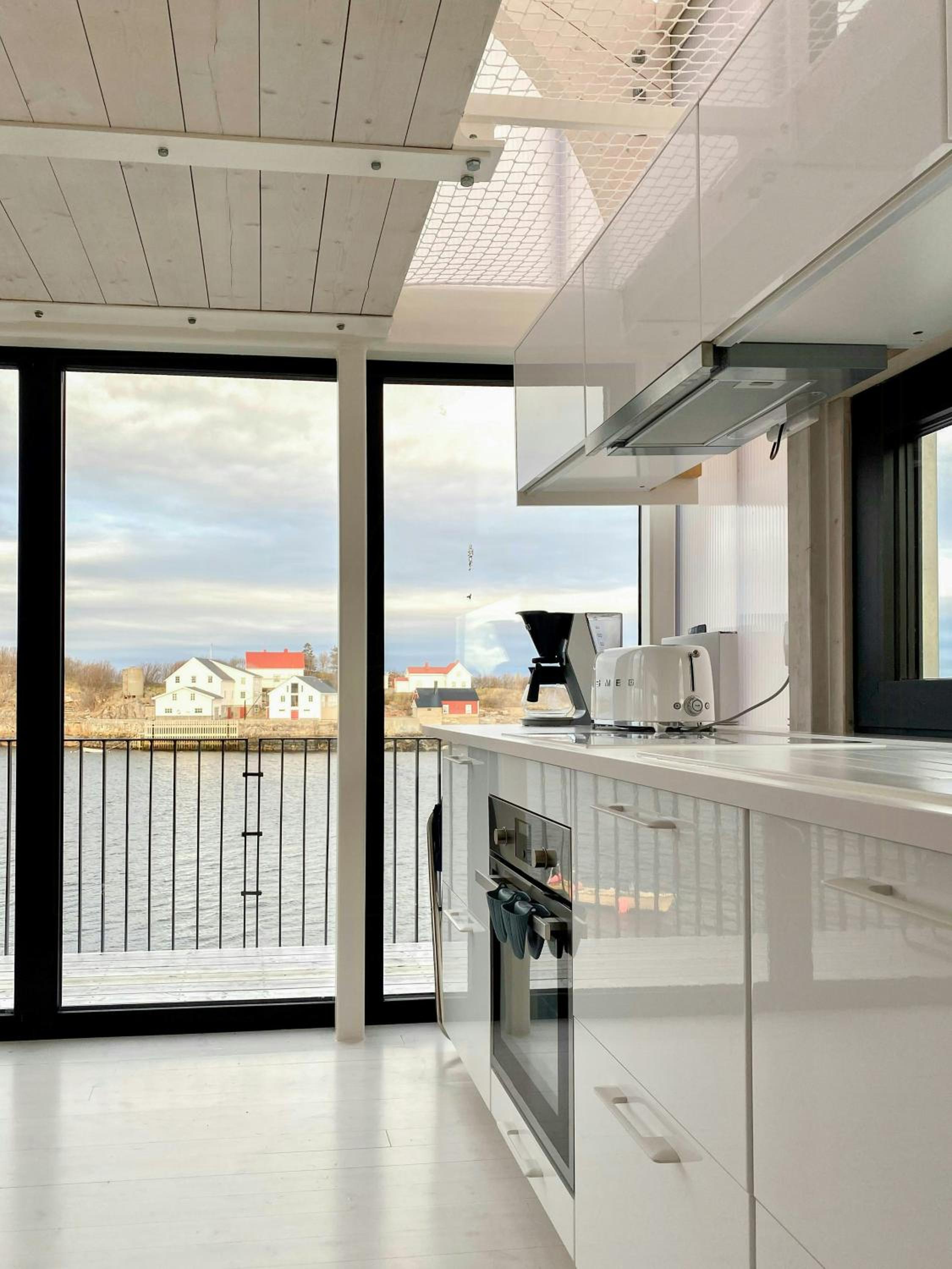 Modern Seaside House In Henningsvær view 3
