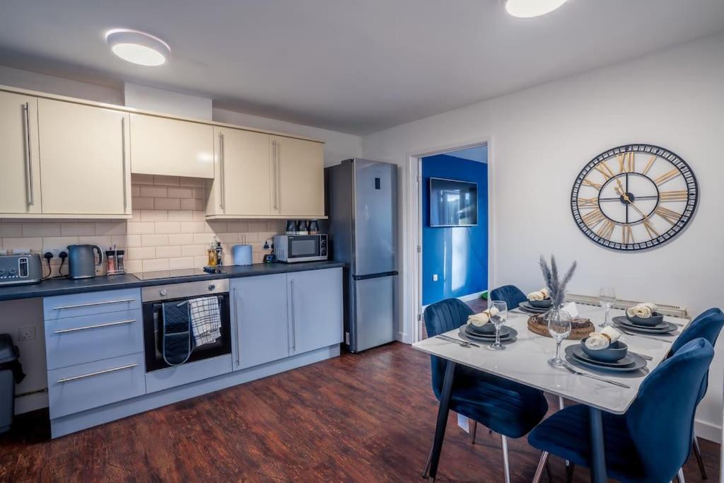 Modern 3 Bed, Ideal for Contractors, FREE PARKING - Central view 4