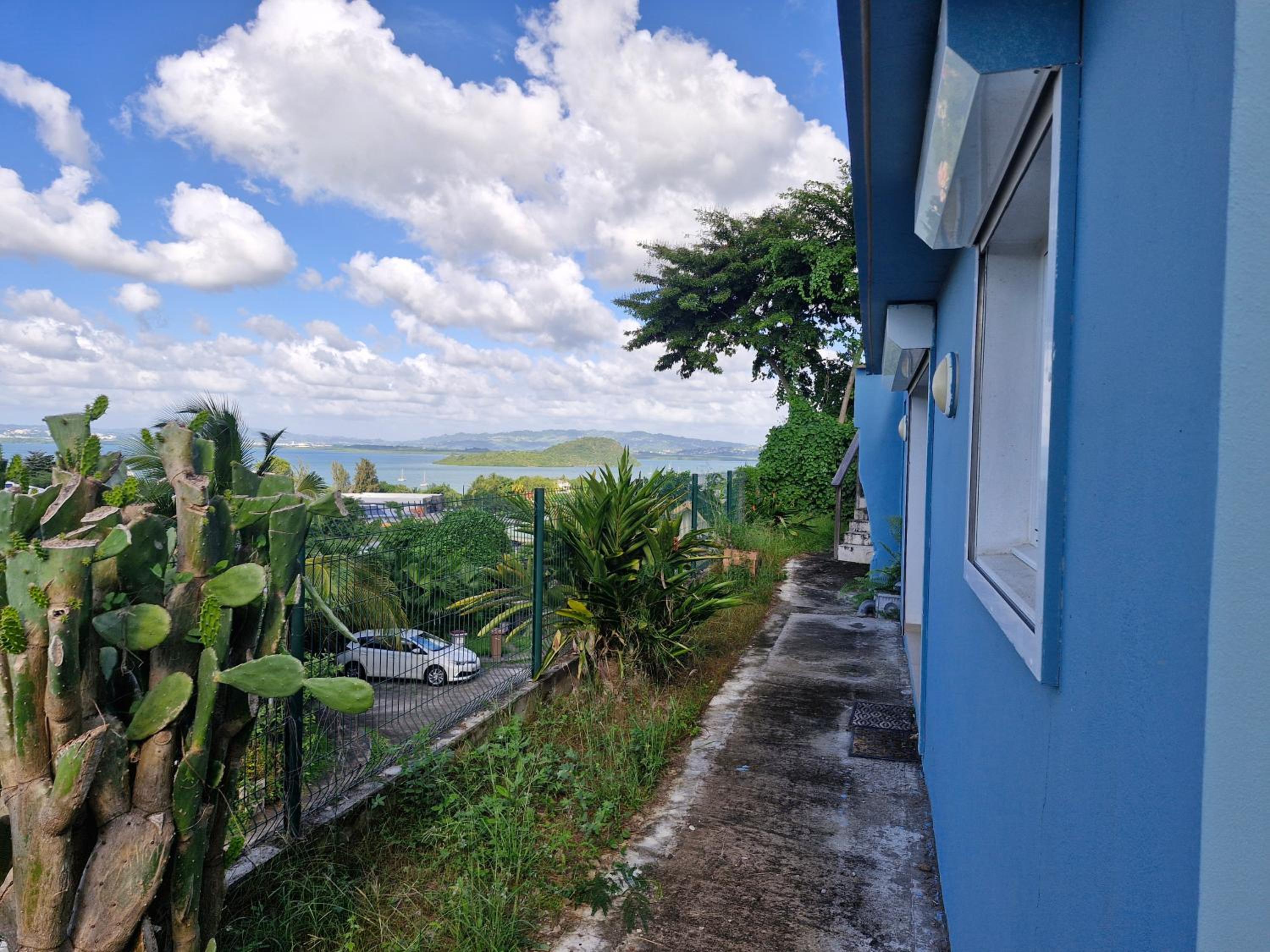 Kazpucins T2 vue mer et pitons view 4