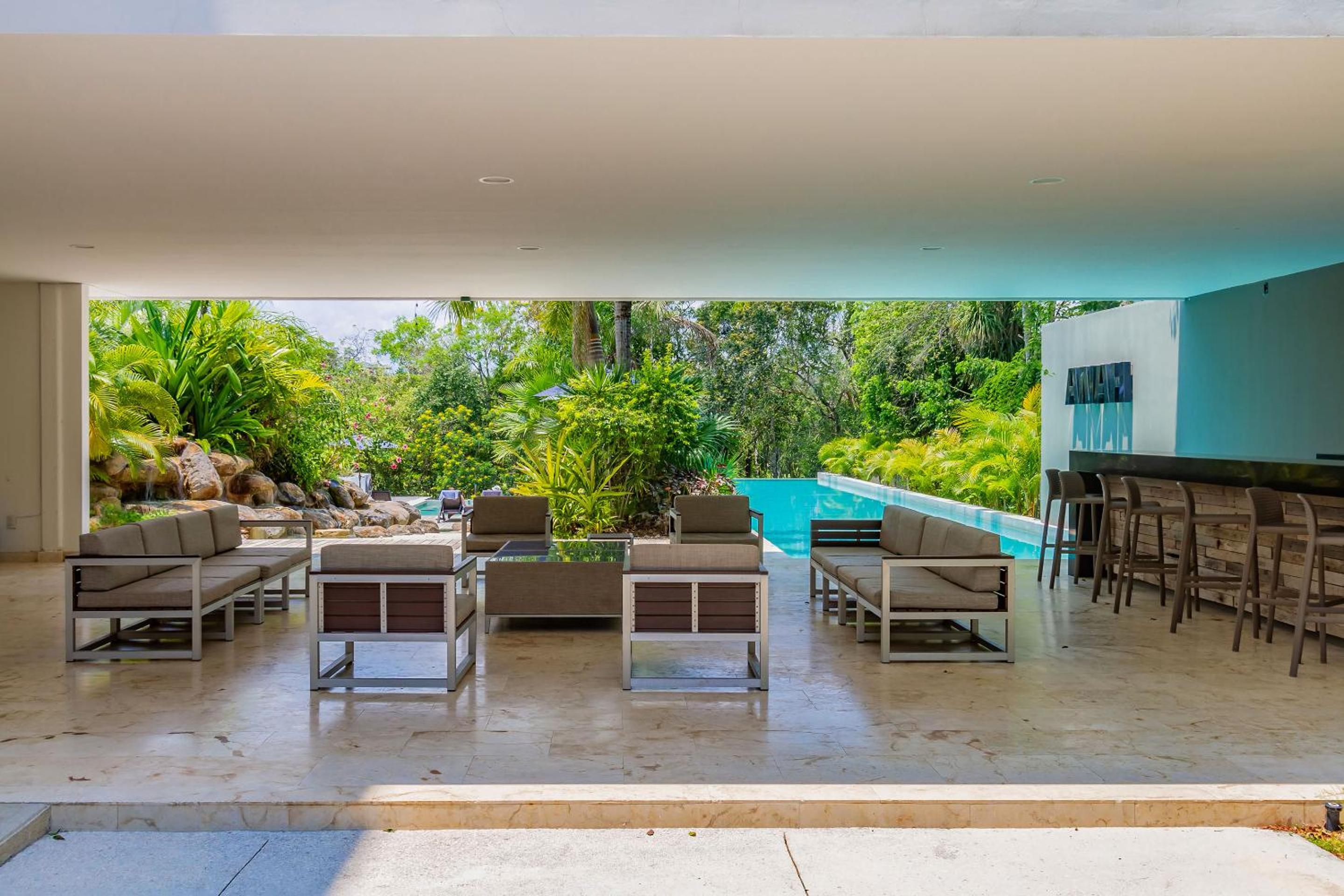 Tropical Bliss Apartments 3 Pools Rooftop Lounge and Gym