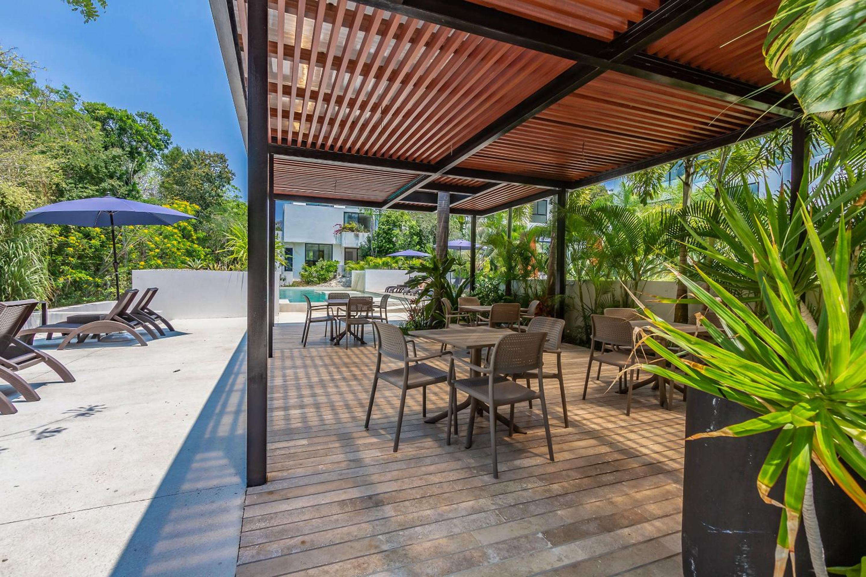 Tropical Bliss Apartments 3 Pools Rooftop Lounge and Gym