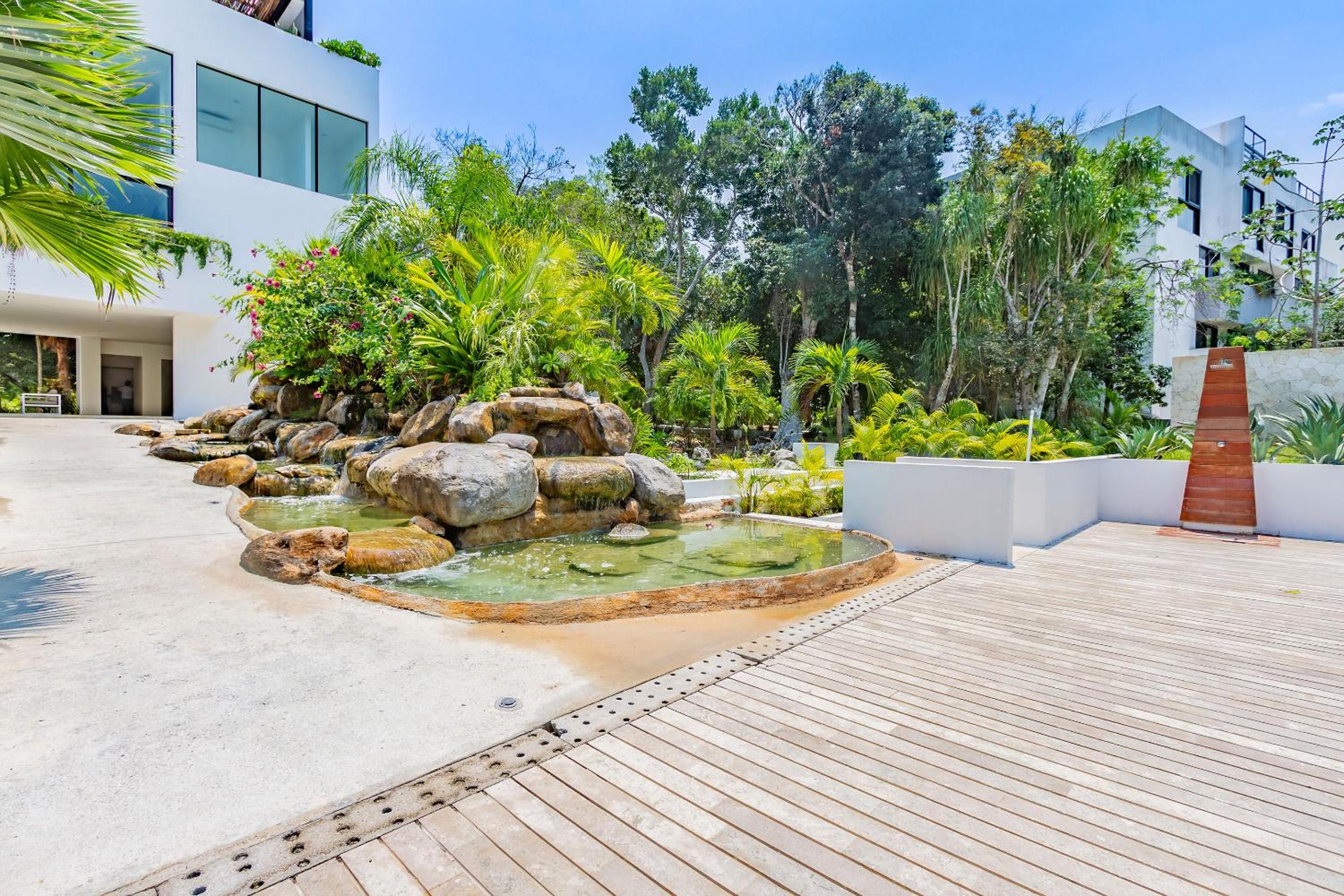Tropical Bliss Apartments 3 Pools Rooftop Lounge and Gym