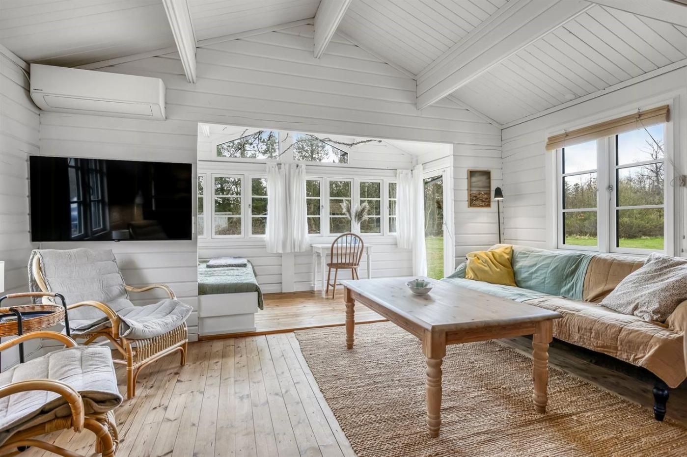 Family-Friendly Cottage Near Bratten Beach