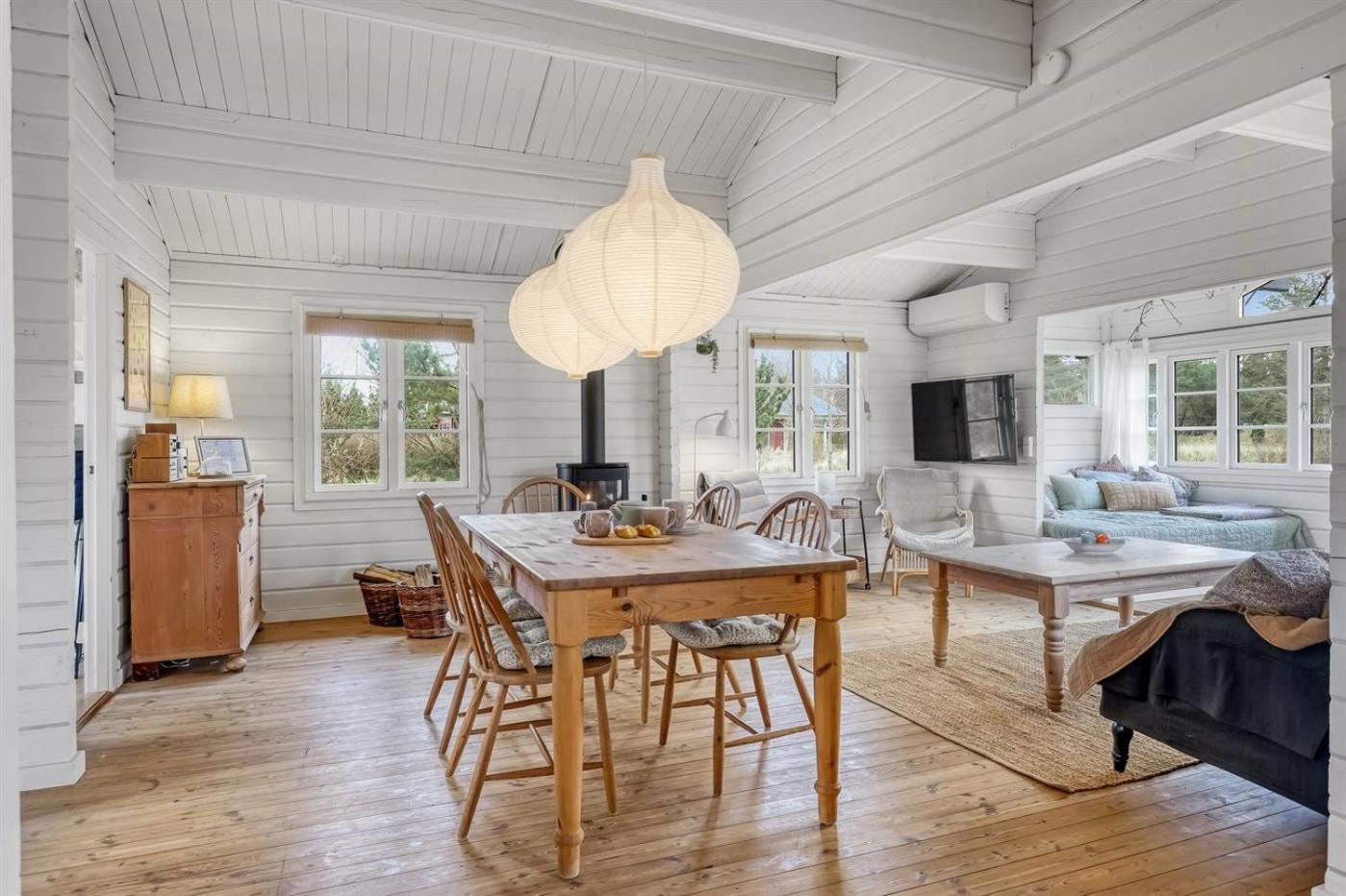Family-Friendly Cottage Near Bratten Beach