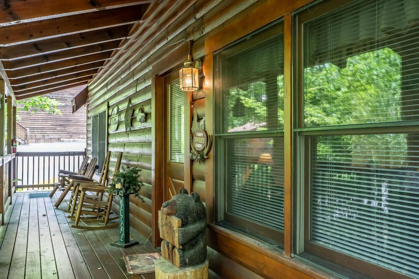 Eagles Ride Cabin with Indoor Jacuzzi & Pool Table view 4