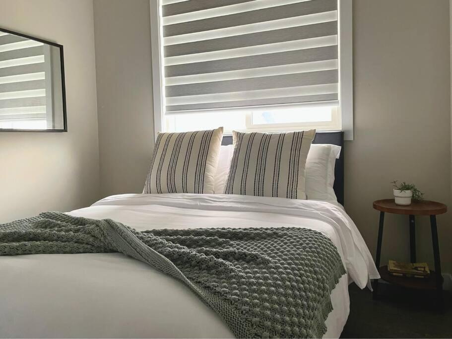 6 Bedrooms With Basement Suite Fully Stocked