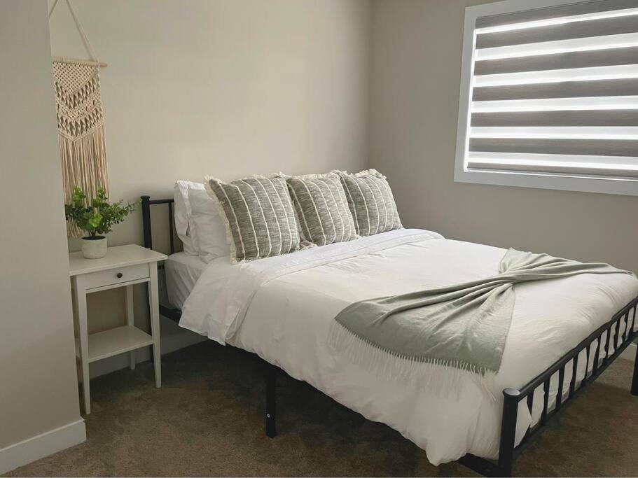 6 Bedrooms With Basement Suite Fully Stocked