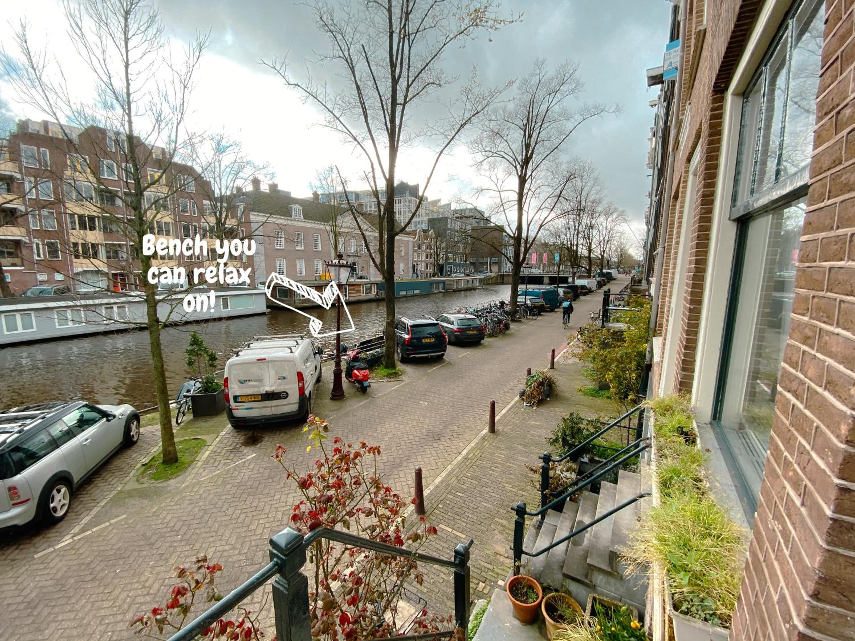 JoyJoyJoy the Green Palm ecolicious studio in a in historic Canalhouse from 1729 with view on the canals