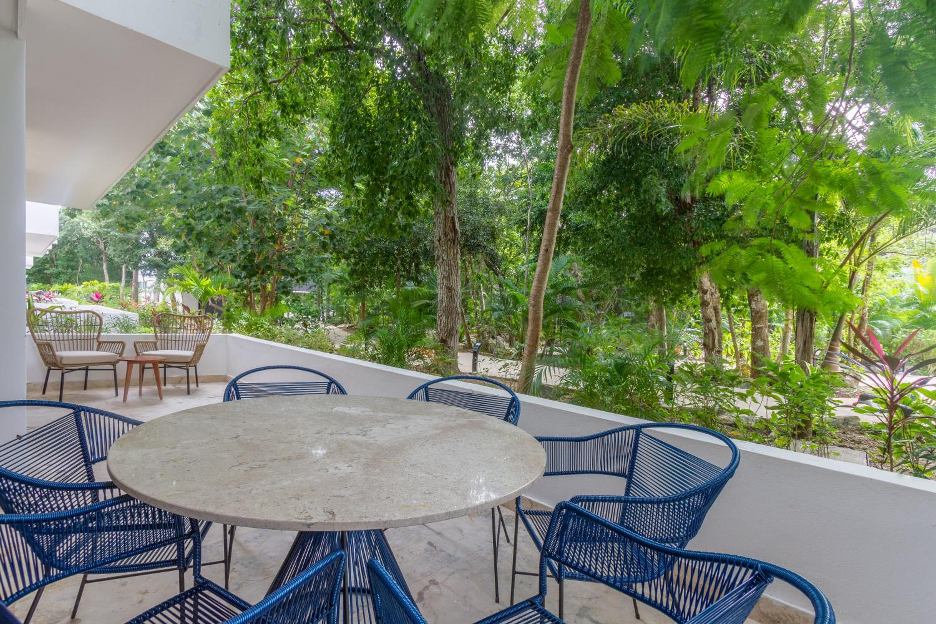 Tropical Bliss Apartments 3 Pools Rooftop Lounge and Gym