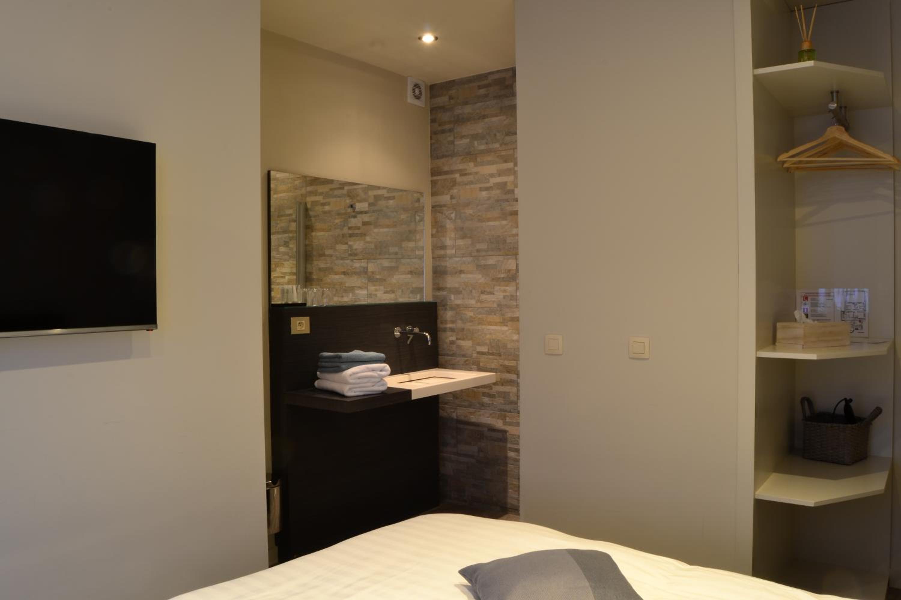 B&B Charles Cabour