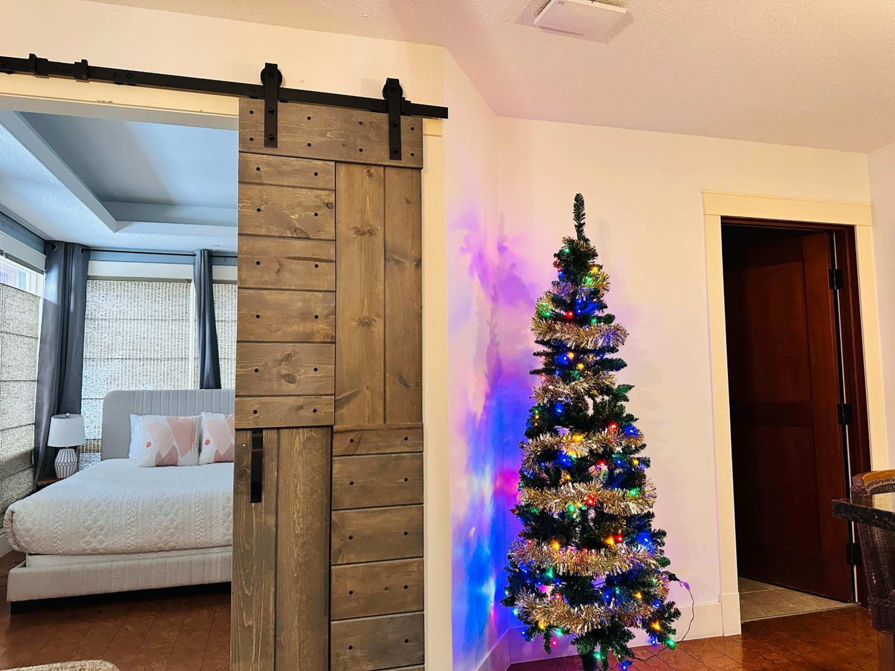 L109 Canmore World Class Solara Resort - Hot tub, Pool, Gym, AirCon, Free Parking & Netflix