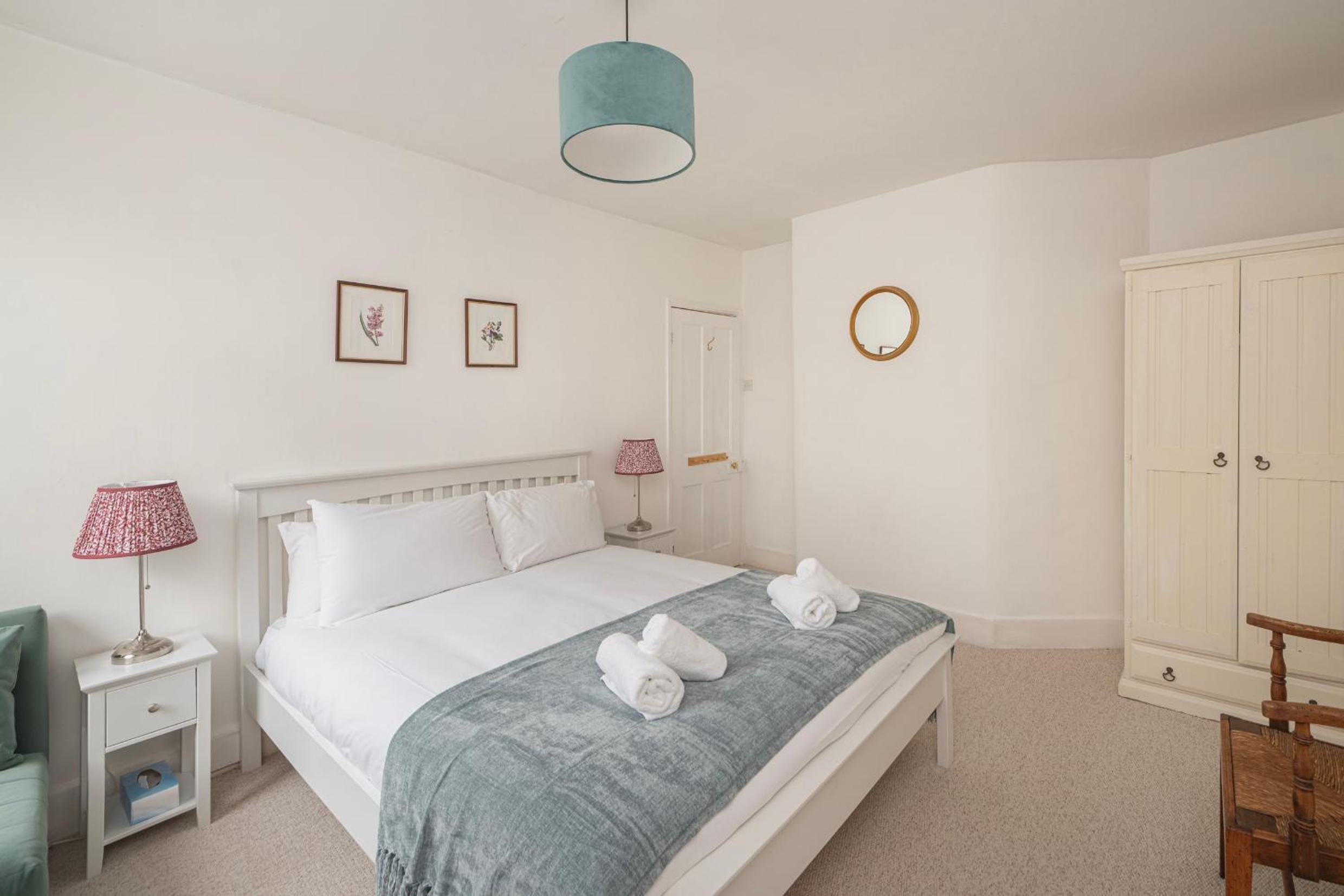 Churchill House - Two Bedrooms - Street Parking - Garden view 3