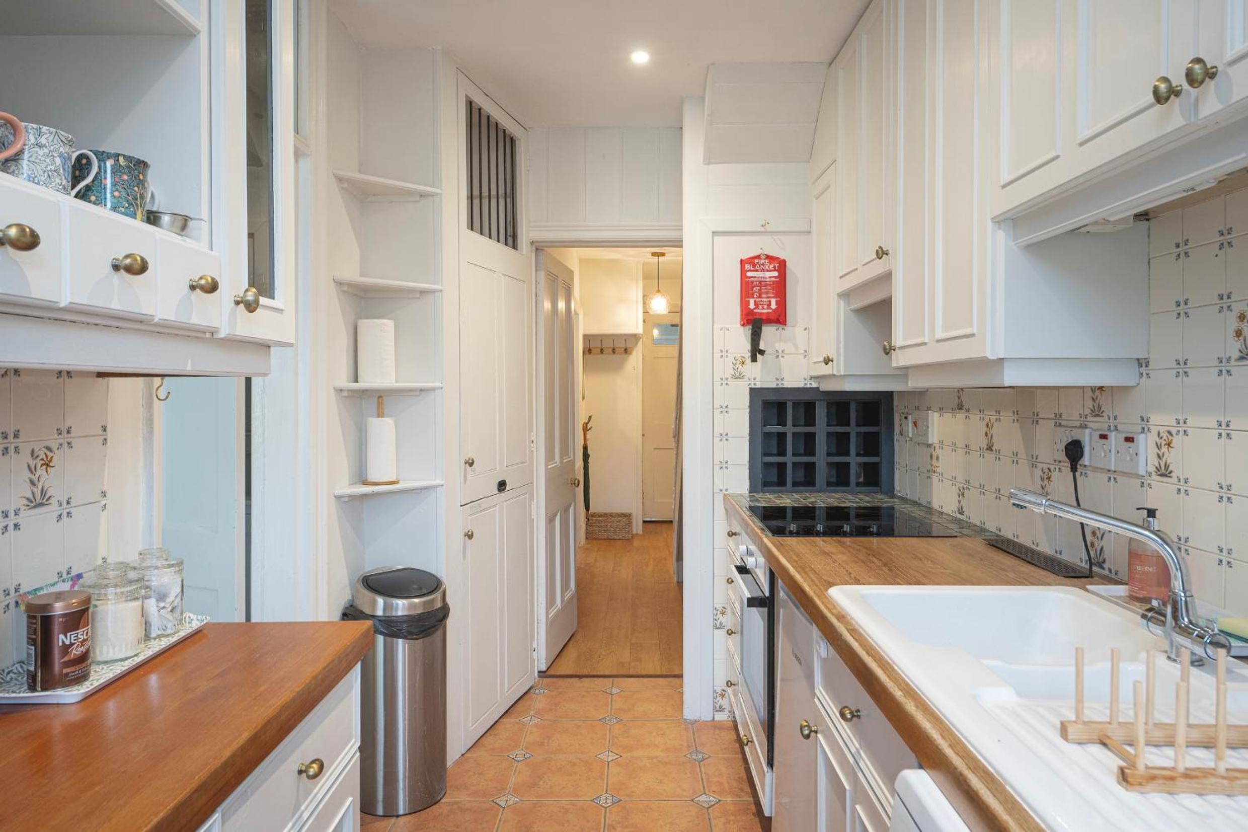 Churchill House - Two Bedrooms - Street Parking - Garden view 5