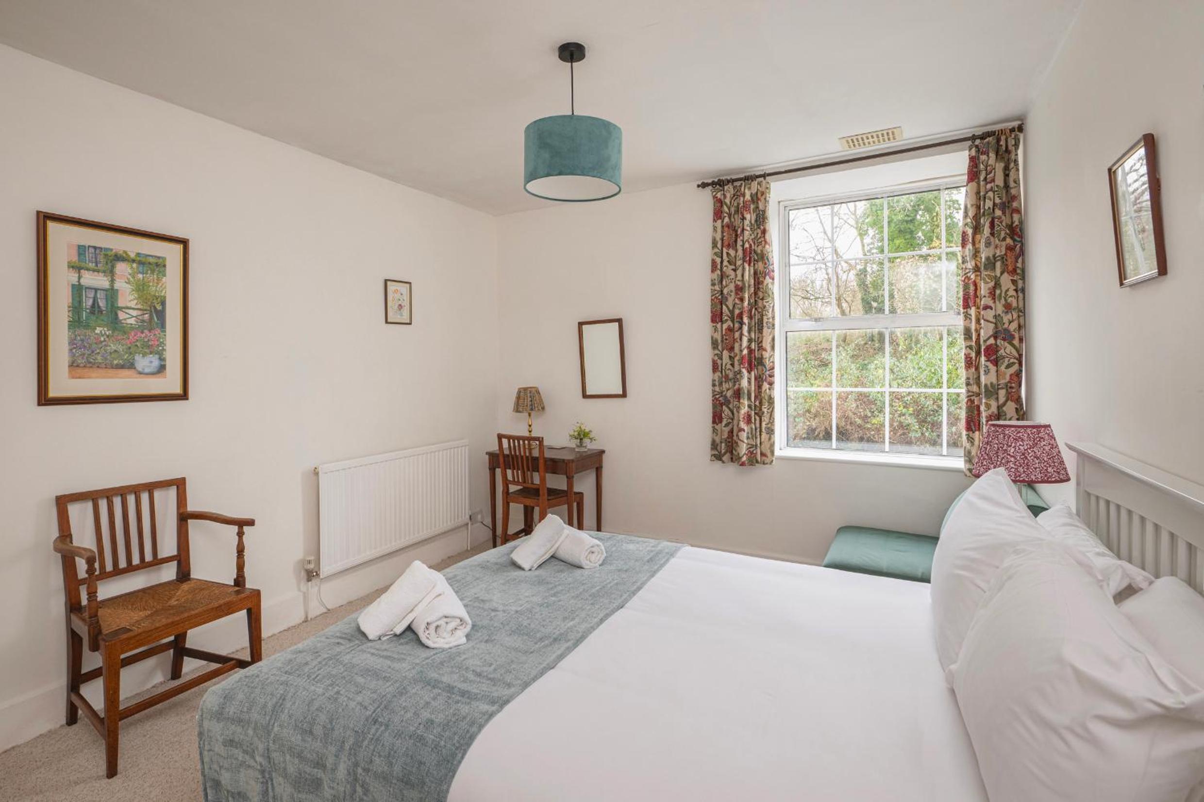 Churchill House - Two Bedrooms - Street Parking - Garden view 4