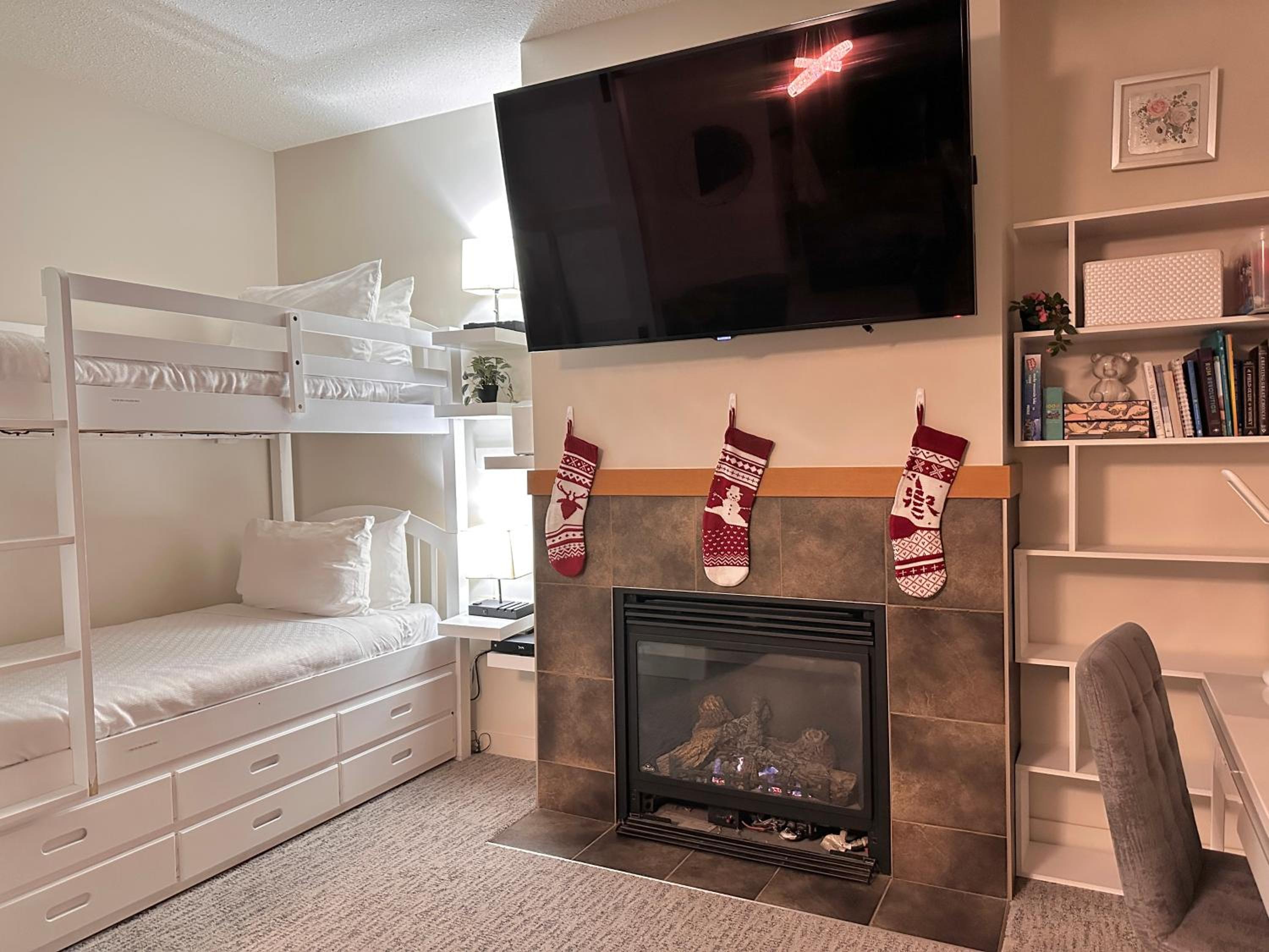 Mountain Escape sleeps 10 Guests in this 3BD 2BT Top Floor Condo with Mountain View