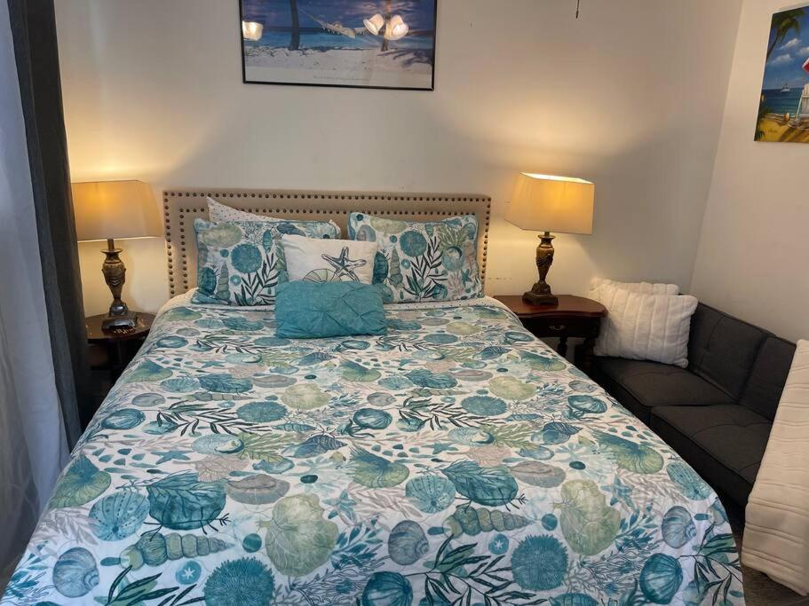 Comfy Queen Bed Studio, Downtown West Palm view 3
