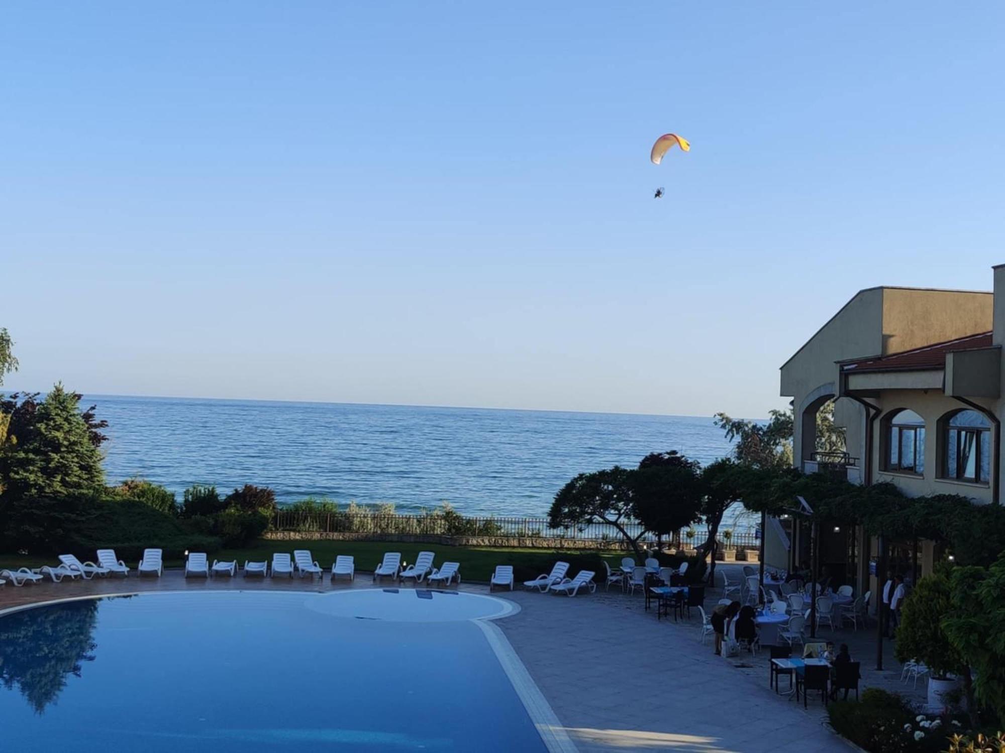 SUN AND FLOWERS APARTMENTS in front of the sea