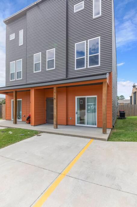 Hotel Teche House KING Bed Luxury Getaway Fast WiFi - Image 1