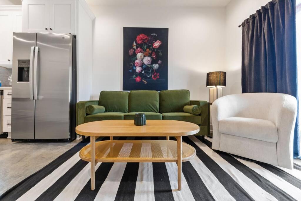 Teche House KING Bed Luxury Getaway Fast WiFi