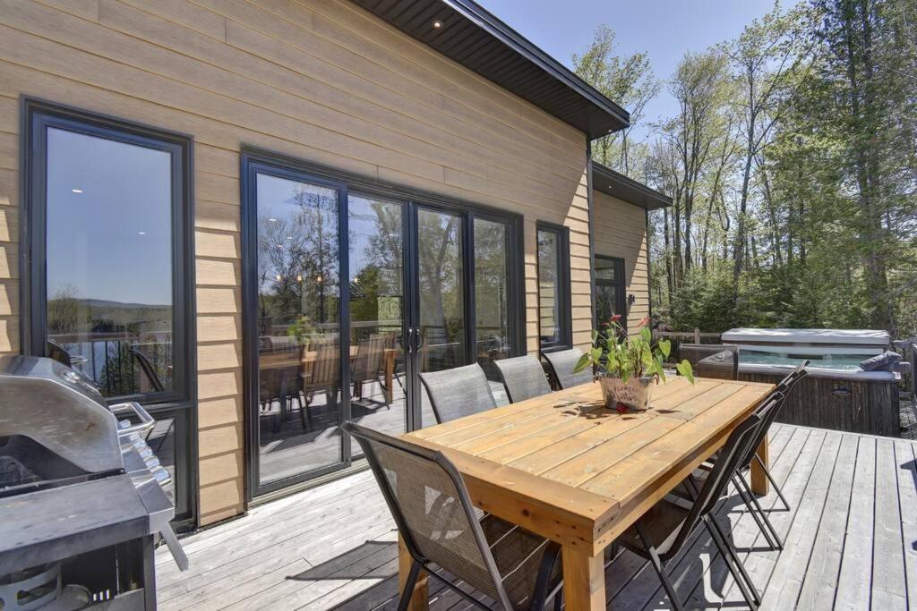 Modern Lakefront Chalet Private Jacuzzi Dock
