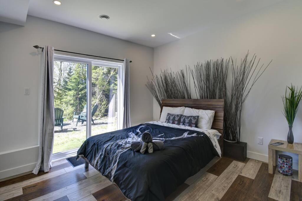 Modern Lakefront Chalet Private Jacuzzi Dock