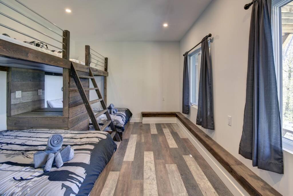 Modern Lakefront Chalet Private Jacuzzi Dock