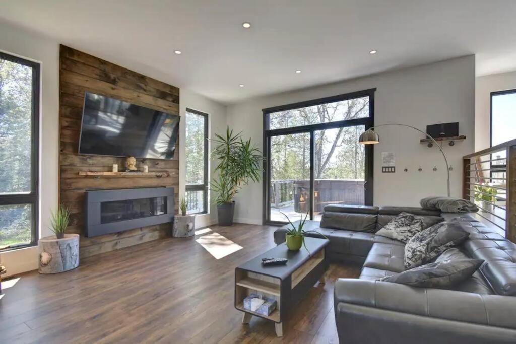 Modern Lakefront Chalet Private Jacuzzi Dock
