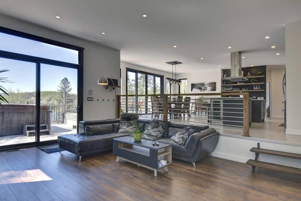Modern Lakefront Chalet Private Jacuzzi Dock